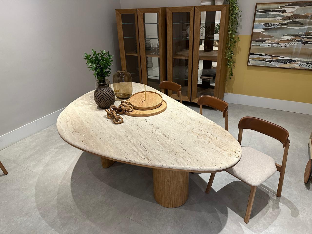 Mesa org�nica de pedra natural em projeto contempor�neo